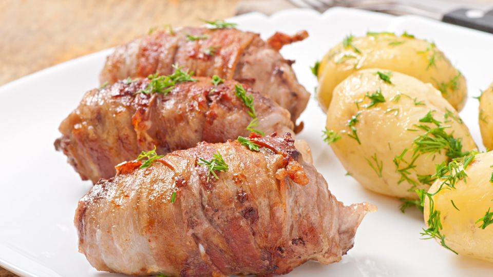 Рецепт этой заливки почти никому незнаком: мясные рулетики будут иметь незабываемый вкус — секрет в горчице