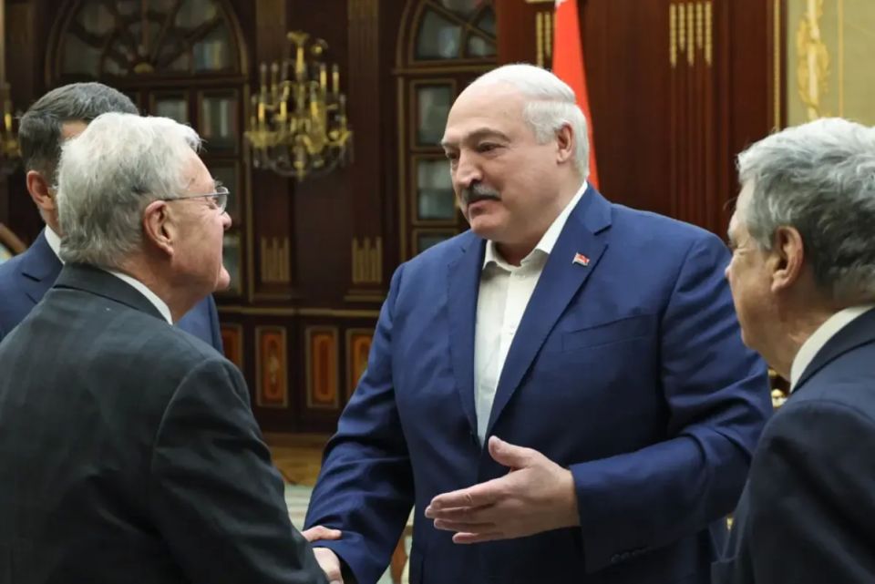 «Иди и больше не женись»: зачем президент Беларуси Лукашенко выпустил оппозиционера Тихановского — все случилось после визита Келлога