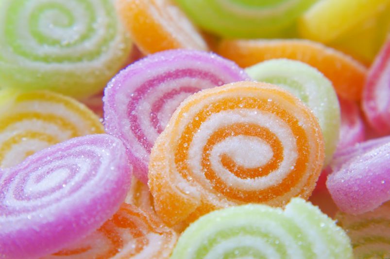 Одна конфета — не провал: как перестать бояться "запретных" продуктов?