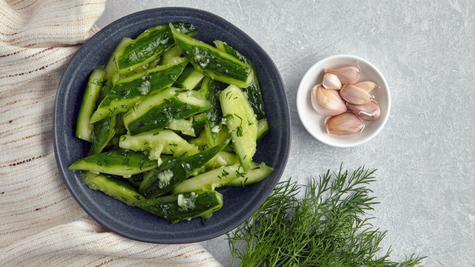 Пряные малосольные огурчики будете есть уже вечером: возьмите литр этого напитка