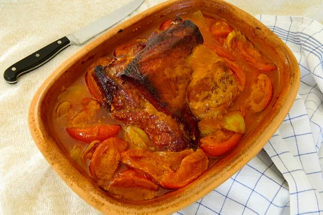 Запеченная свинина в пряном томатном соусе с горчицей