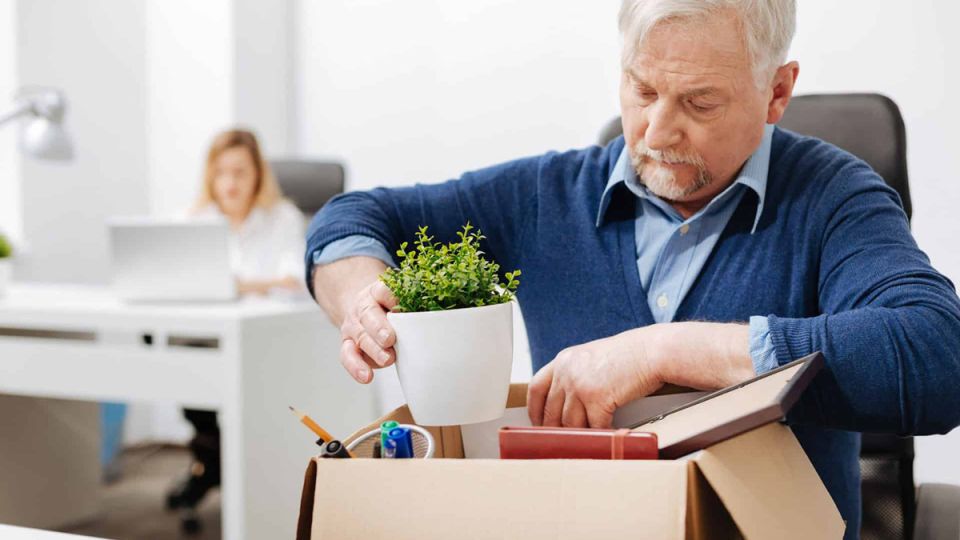 Пенсия на горизонте: как справиться с намеками на увольнение?