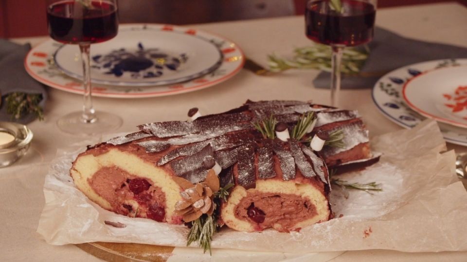 Приготовьте рождественское полено: шоколадный десерт к празднику