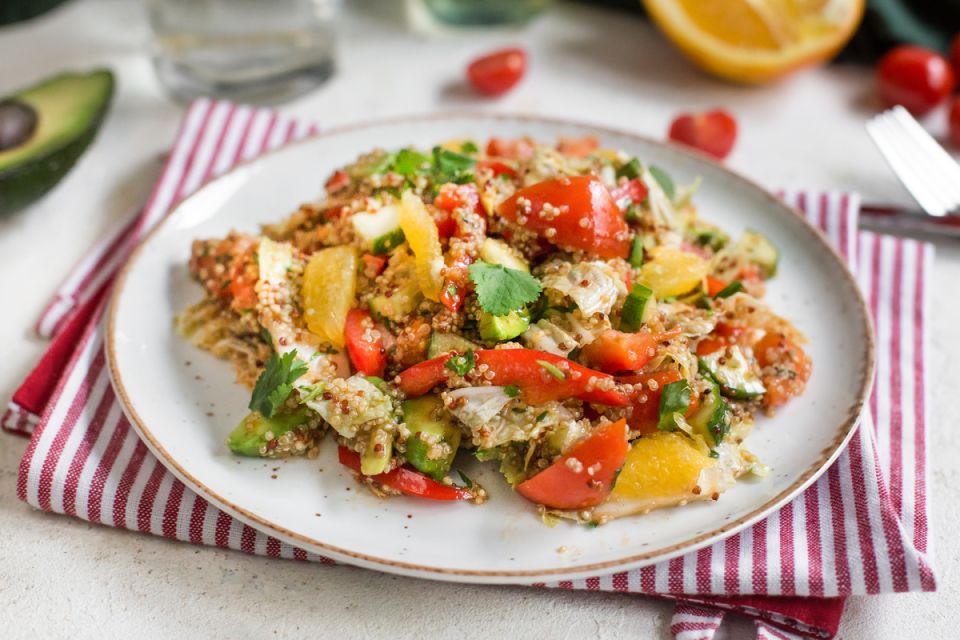 Салат с киноа и кимчи капустой: простой летний рецепт с авокадо и медовой заправкой