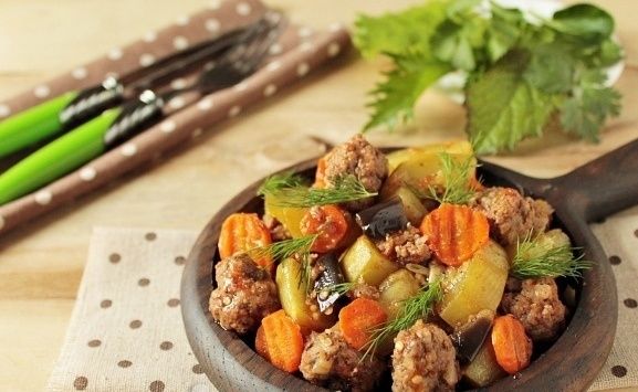 Тушёный кабачок с фаршем в мультиварке — простое летнее блюдо