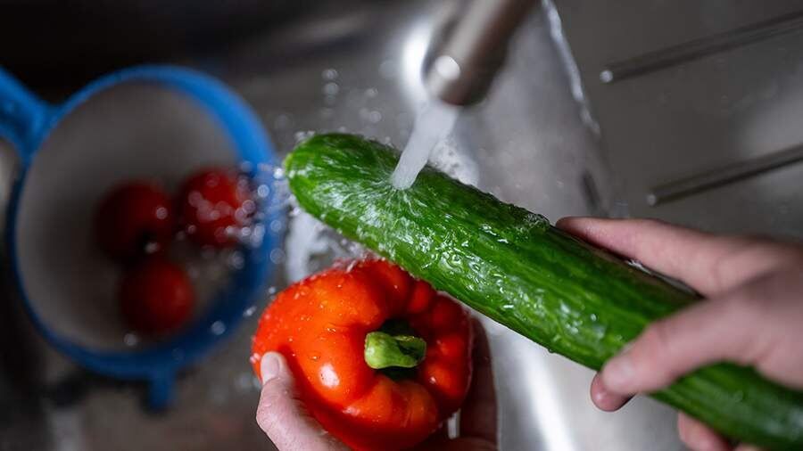 Незаметные следы воска на плодах: как правильно их мыть и хранить