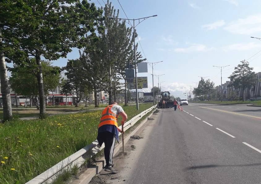 Город день за днем. 20 июля 2025 года Спецтехника и бригады ручного труда продолжают выполнять комплексную уборку городских территорий