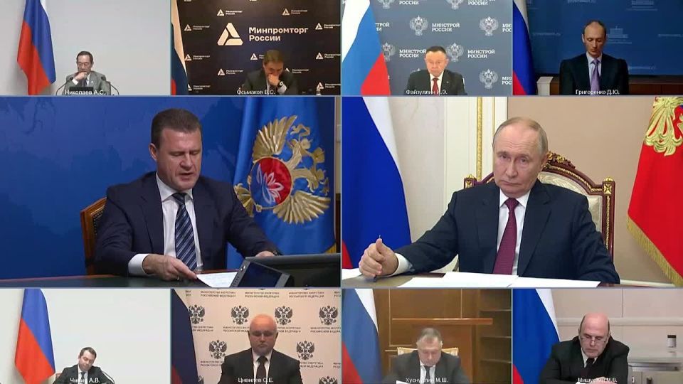 Глава Минвостокразвития Алексей Чекунков доложил Президенту России Владимиру Путину о ходе выполнения северного завоза