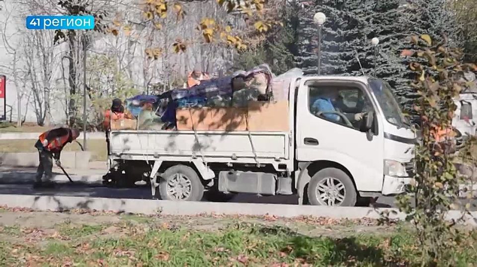 Укладка второго слоя асфальта на дороге по улице Ленинской в краевой столице продолжается