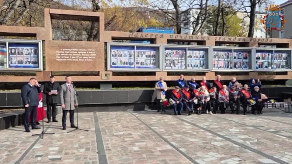 Прямо сейчас у галереи Почетных граждан на ул. Ленинская проходит торжественный ритуал посвящения в Почетные граждане города