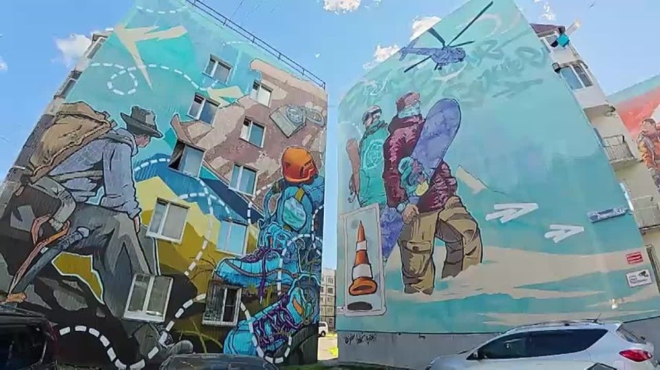 Мурал «В горы, как домой!» призывает покорять горы на снегоходах и является частью Тетраптиха на улице Ларина в Петропавловске-Камчатском