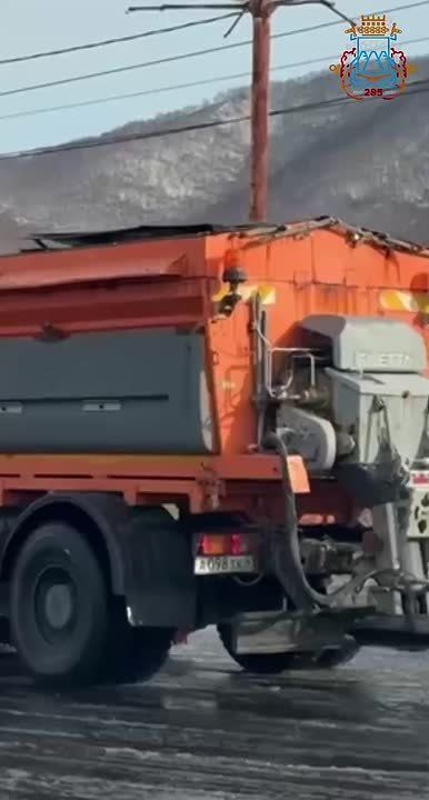 Дорожные службы проводят обработку городских проездов противогололедными материалами в Ленинском районе