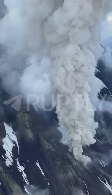Пугающе красиво: вулкан Крашенинникова на Камчатке вновь выбросил столб пепла