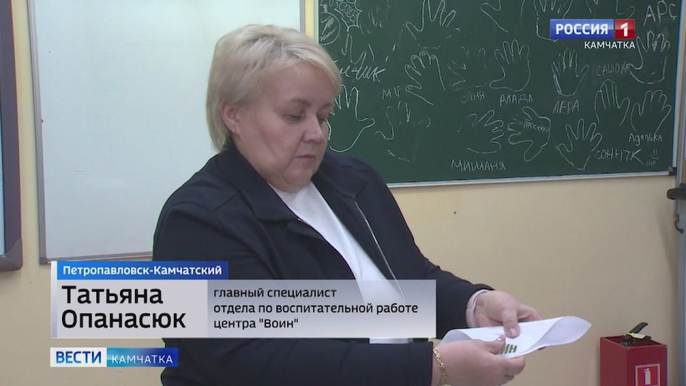 Патриотическая акция "Талисман добра" прошла в школе № 40. Мальчики и девочки учебного заведения, под руководством центра "Воин", своими руками создали "ангелов-хранителей" для бойцов специальной военной операции