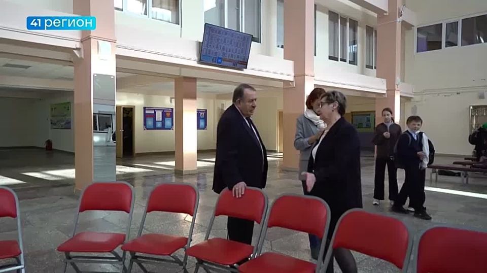 Обновления в 45-й школе столицы Камчатки осмотрел зампред Городской думы Саргис Сароян