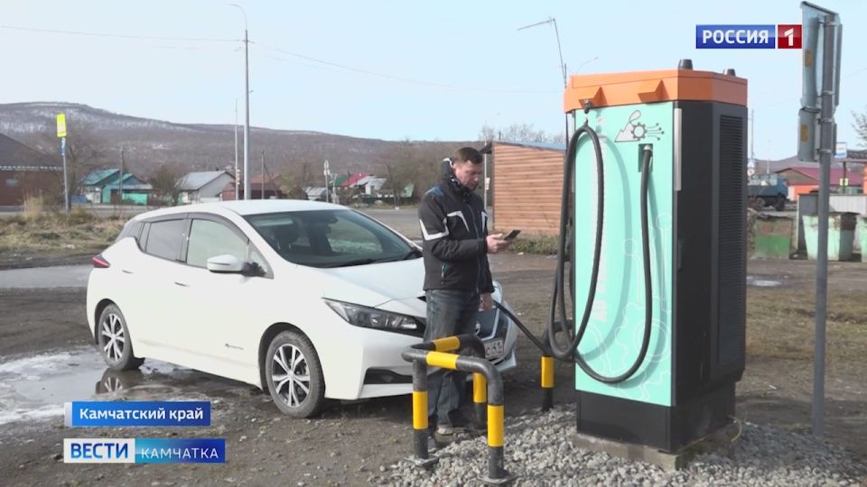 Председатель комитета по транспорту, строительству, энергетике и вопросам ЖКХ Анатолий Кирносенко осмотрел сеть заправок электромобилей на полуострове и оценил удобность их использования