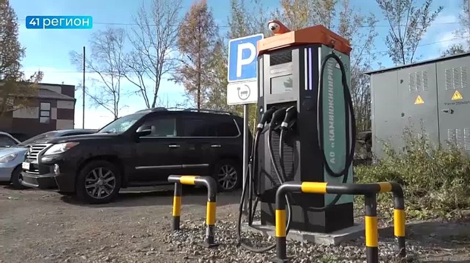 Новую сеть заправок для электромобилей, созданную на Камчатке за полтора года, осмотрел председатель комитета по транспорту краевого Заксобрания