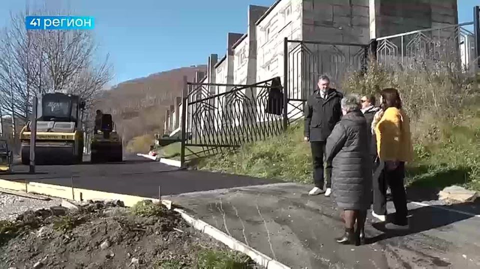 Отремонтированный проезд к лицею №21 в столице Камчатки осмотрел депутат краевого Заксобрания