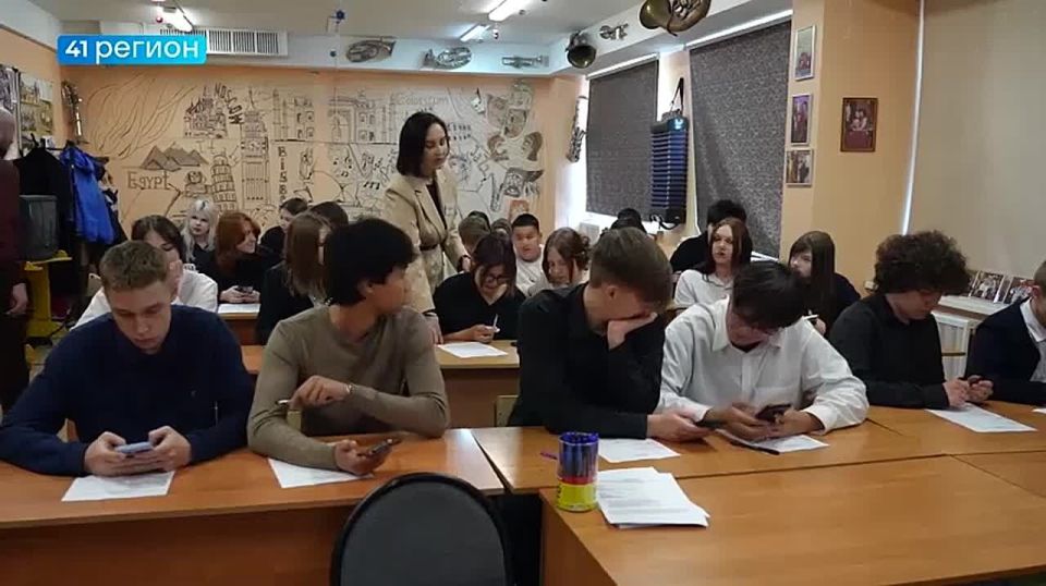 На Камчатке школьникам помогают оформить «Пушкинскую карту»