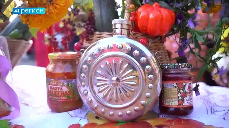 Танцами проводили дачный сезон представители старшего поколения – в столице Камчатки для них провели осенний бал