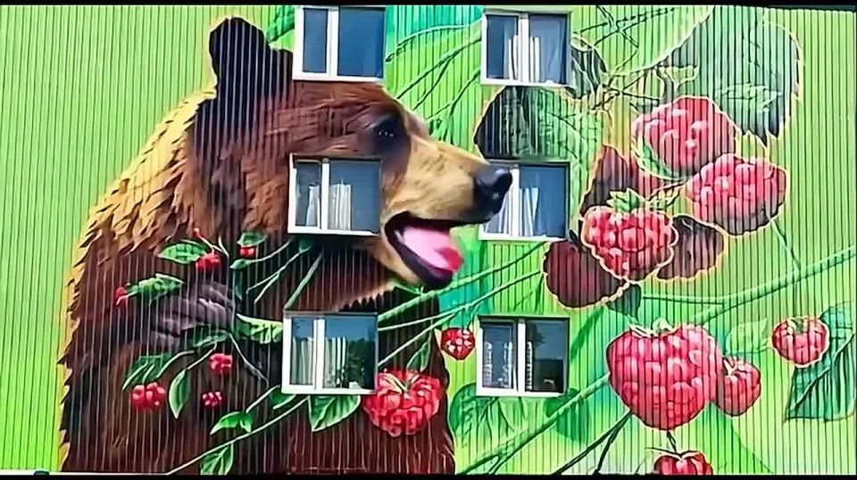 Мурал «Мишка и малина» отражает яркость дикой природы Камчатки
