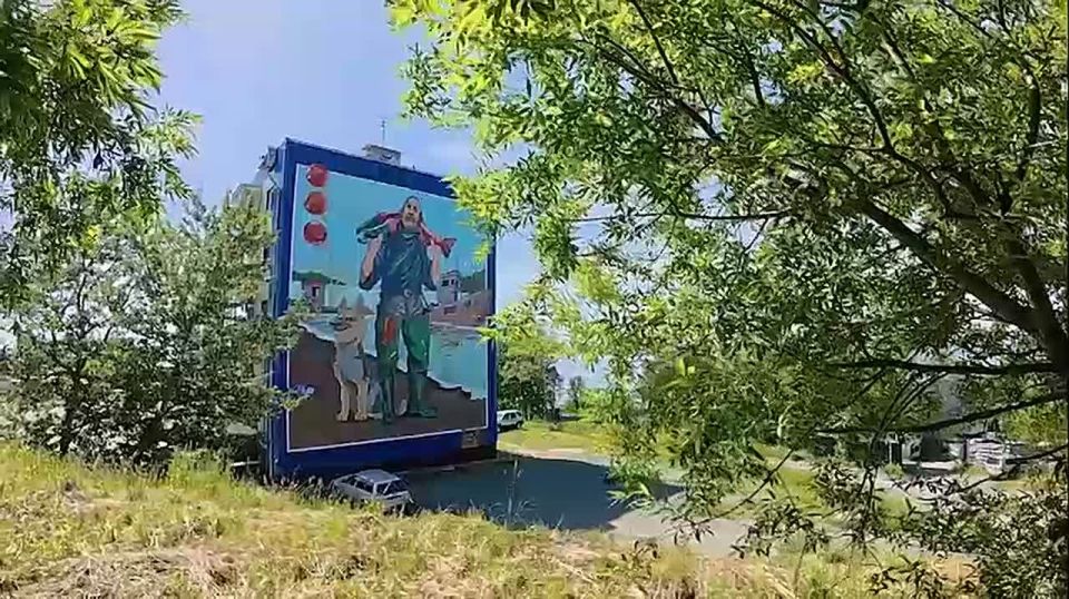 На фасаде дома местный художник Андрей Волков изобразил сцену с побережья