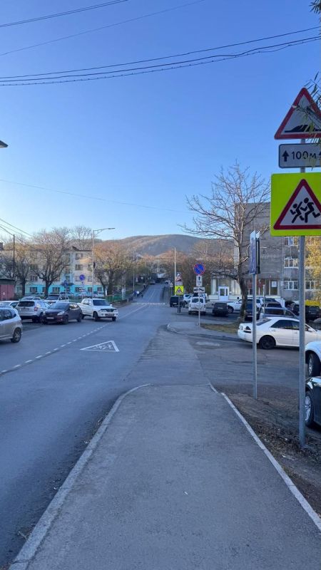 Стоянку машин запретили на подъезде к школе № 1 в Петропавловске-Камчатском