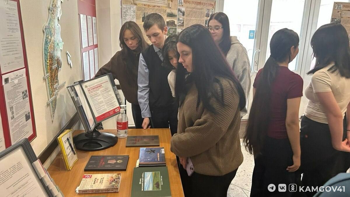 Камчатские школьники познакомились с выставкой «Земля моя, ты выиграешь бой...» Камчатские школьники познакомились с выставкой «Земля моя, ты выиграешь бой...»