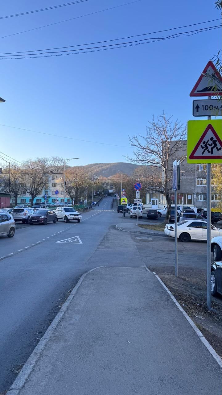 На подъезде к школе № 1 в Петропавловске запретили автостоянку
