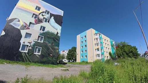 На фасаде многоэтажки в микрорайоне Северо-восток поселилась пара тупиков