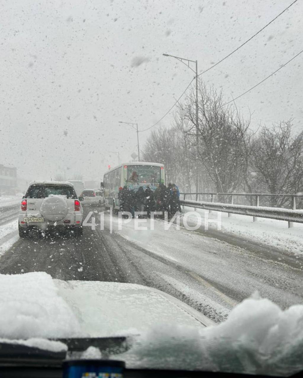 На Камчатке автобусы в очередной раз оказались самыми уязвимыми участниками дорожного движения в условиях циклона