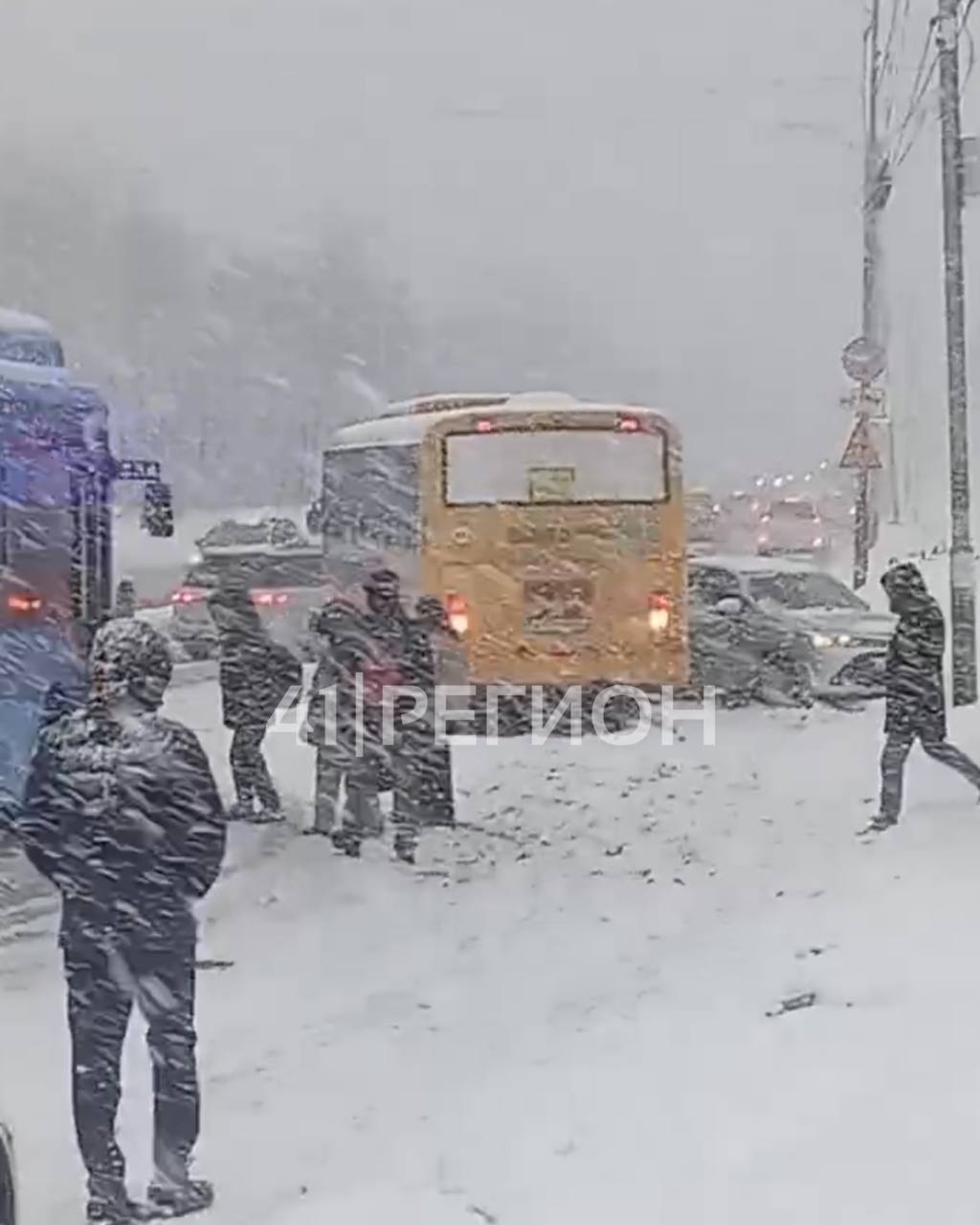 На Камчатке автобусы в очередной раз оказались самыми уязвимыми участниками дорожного движения в условиях циклона На Камчатке автобусы в очередной раз оказались самыми уязвимыми участниками дорожного движения в условиях циклона