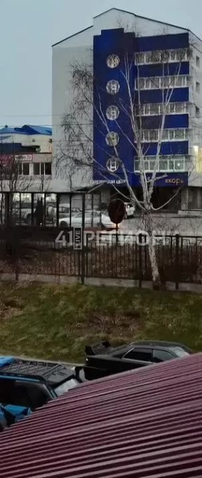 «Остановка на Проспекте Рыбаков, 6 продолжает “раздеваться”. Крыша держится на честном слове. Будьте аккуратны»
