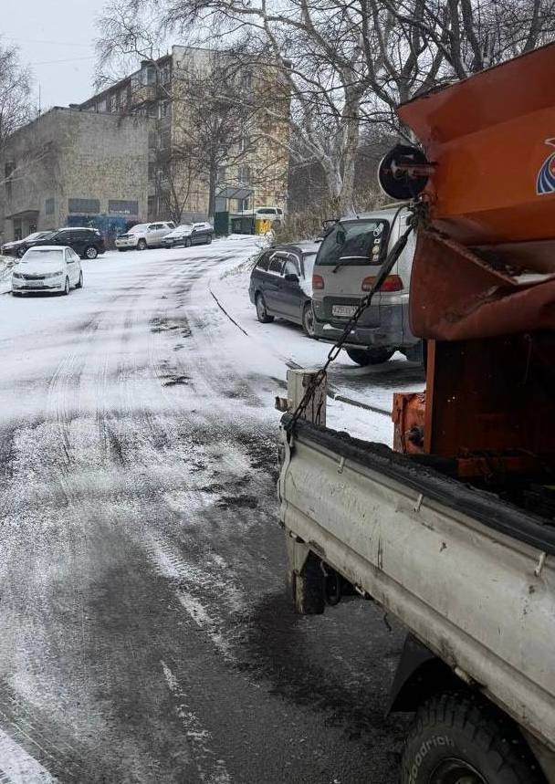 Город день за днём. 28 октября 2025 года Дорожные службы работают в усиленном режиме Город день за днём. 28 октября 2025 года Дорожные службы работают в усиленном режиме