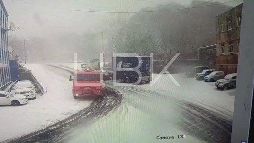 Первые ДТП из-за непогоды. На территории Морпорта грузовой автомобиль снес 3 машины