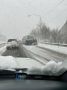 Пассажиры толкали автобус на обледеневшей дороге на Зеркальной