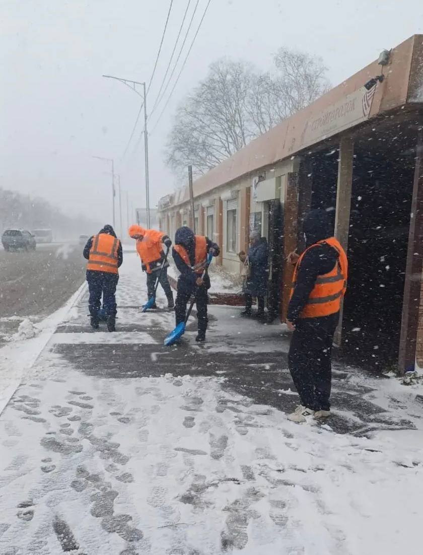 Город день за днём. 28 октября 2025 года Дорожные службы работают в усиленном режиме Город день за днём. 28 октября 2025 года Дорожные службы работают в усиленном режиме