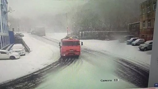 Тягач, который не смог. В районе Морпорта тягач не смог преодолеть подъём