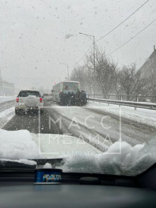 Сам себе не поможешь.... На улице Зеркальная пассажиры автобуса вместо того, чтобы ехать в нём, толкают общественный транспорт в гору