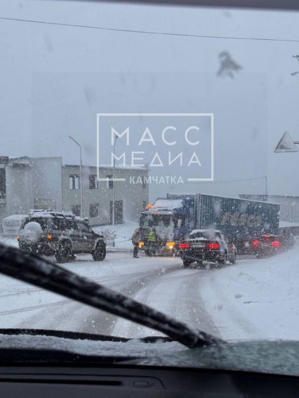 Подписчики продолжают делиться фотографиями дорожного коллапса