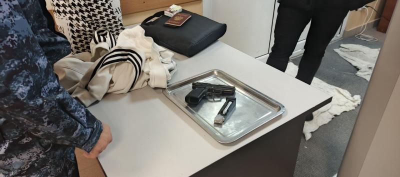 Пистолет не убедил приставов пропустить его владельца в здание суда на Камчатке