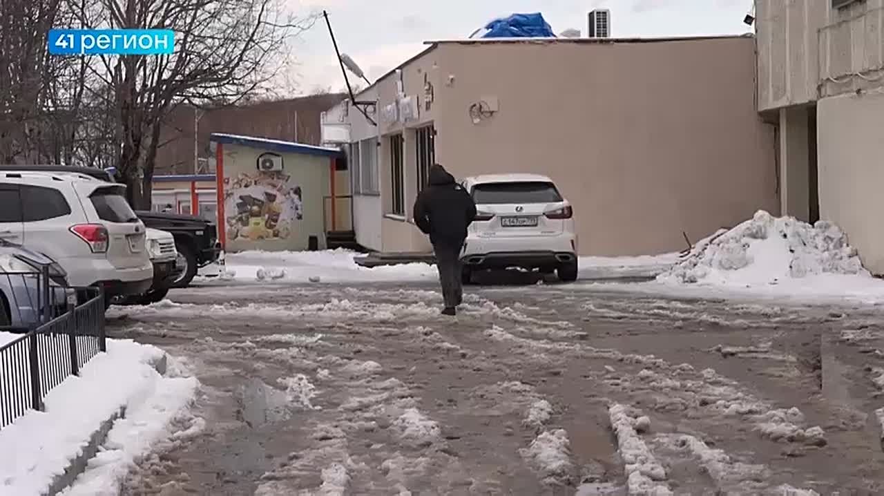 Лужи, снег и слякоть встретили утром 29 октября жителей столицы Камчатки после первой серьёзной осенней пурги