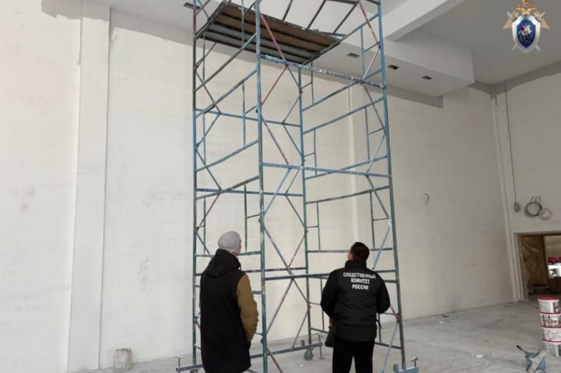 На Камчатке скончался пожилой рабочий, упавший со строительных лесов в Елизовской школе