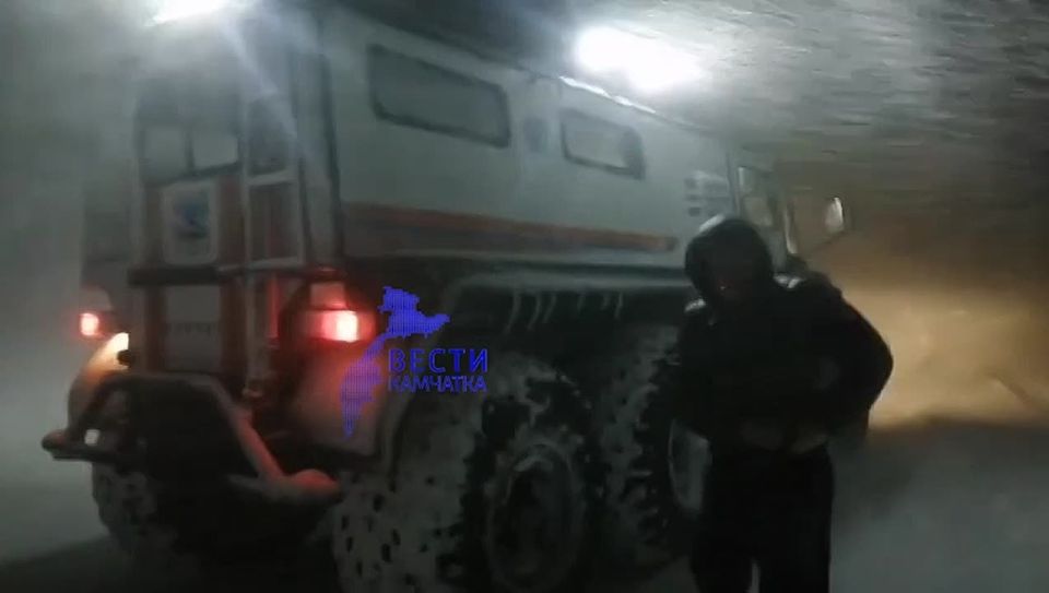 Спасатели КГКУ "ЦОД" поделились кадрами со спасательной операции в районе Авачинского вулкана