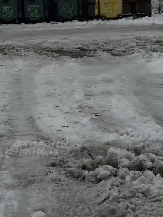 #намсновапишут. Пока лед не примерз надо срочно чистить тротуар, межкварталку, дороги