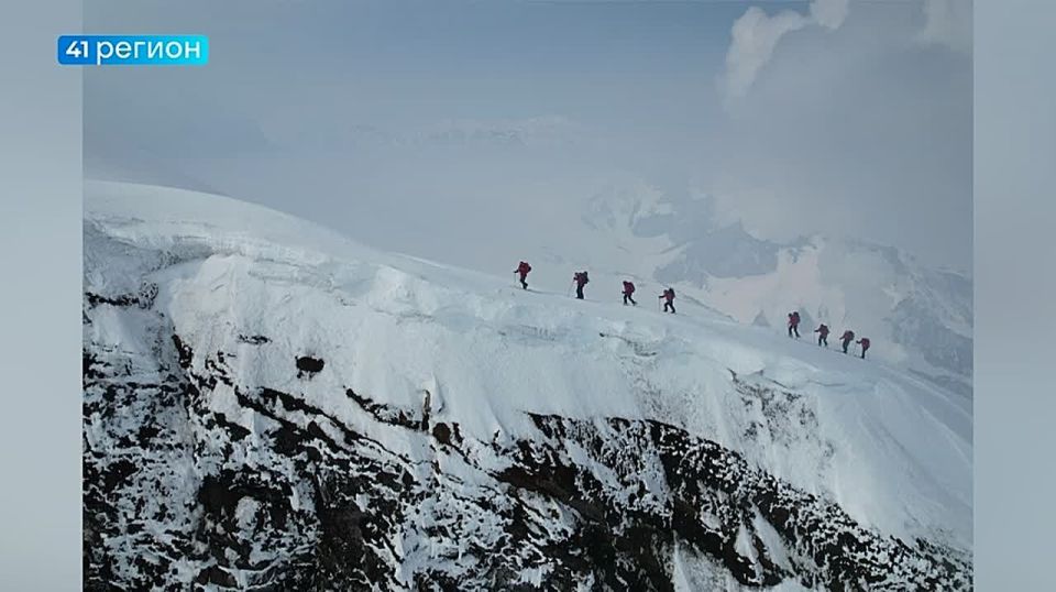Поощрить спасателей, которые вызволили из снежного плена туристов с Авачинского перевала, собирается временно исполняющий обязанности Министра по чрезвычайным ситуациям Камчатского края Сергей Лебедев