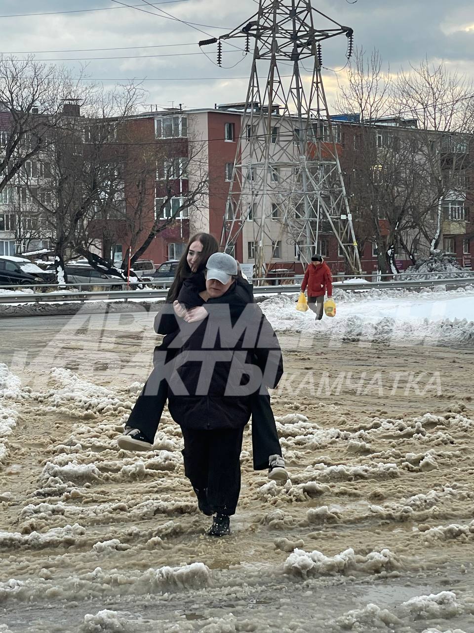 На остановке Госпиталь жители изобретают варианты переправы через снежно-дождевую кашу На остановке Госпиталь жители изобретают варианты переправы через снежно-дождевую кашу
