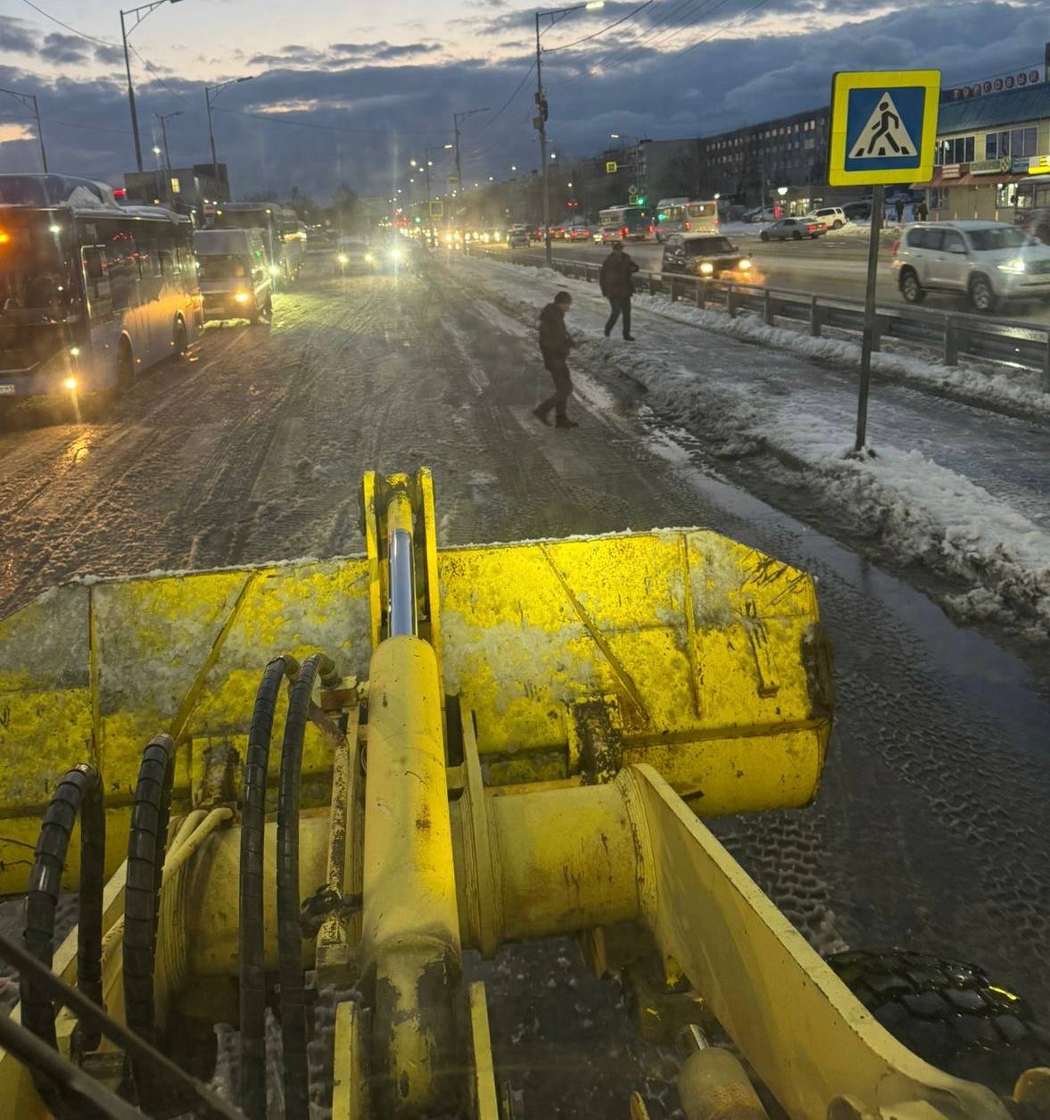 Город день за днем. 29 октября 2025 года Дорожные службы продолжают устранять последствия циклона Город день за днем. 29 октября 2025 года Дорожные службы продолжают устранять последствия циклона