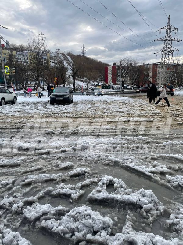 На остановке Госпиталь жители изобретают варианты переправы через снежно-дождевую кашу