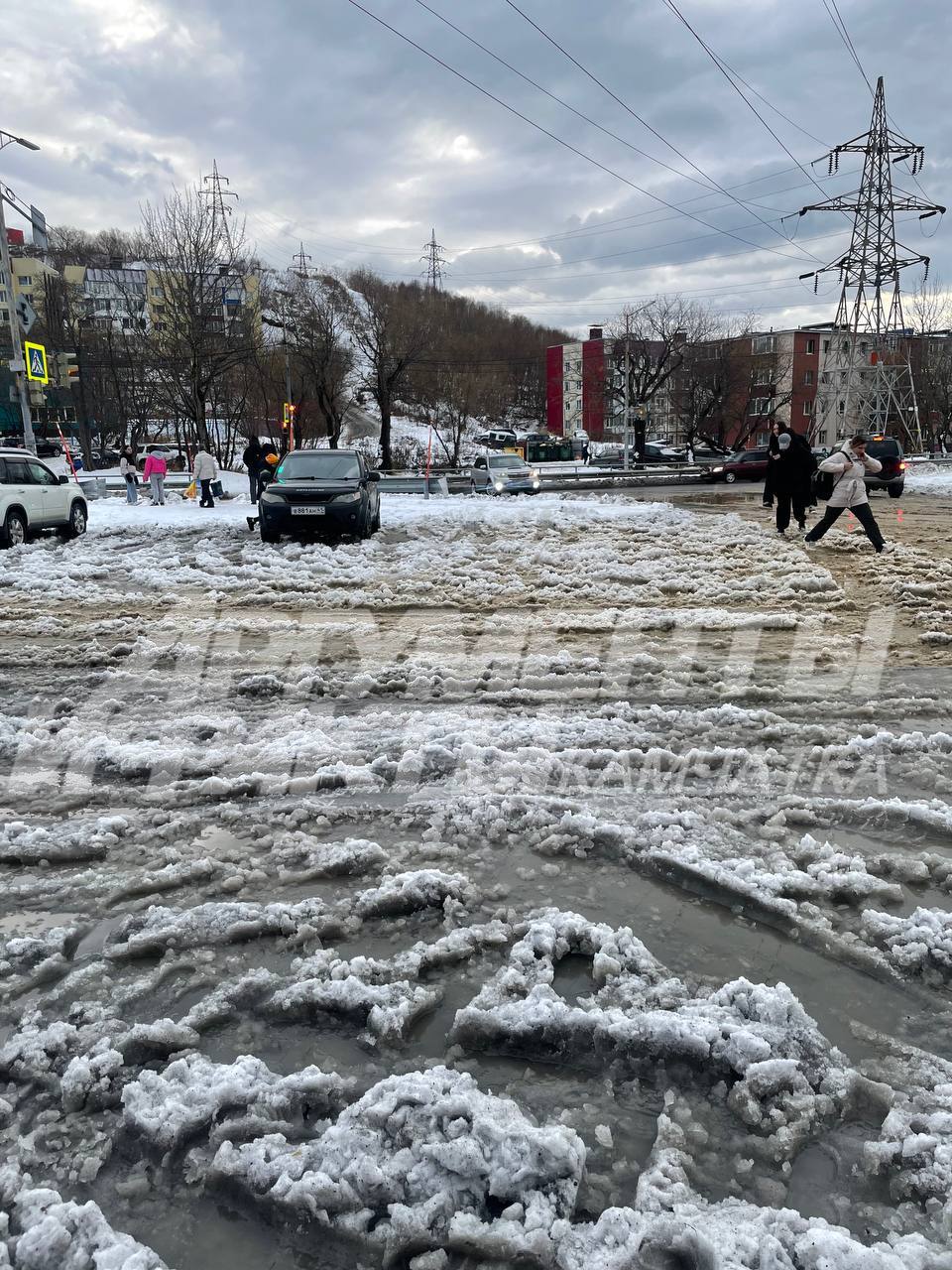 На остановке Госпиталь жители изобретают варианты переправы через снежно-дождевую кашу